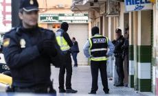 Armato di machete uccide il figlio di 10 anni, ferita la madre: freddato dalla polizia 