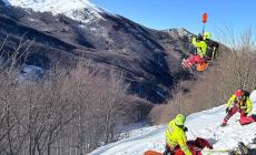 Scivola su  un pendio ghiacciato per 150 metri: trasportato con l'elisoccorso al Maggiore