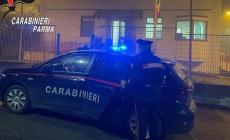 Una furia per strada, in auto e in caserma: minacce, spintoni e testate ai carabinieri. Arrestato un 45enne