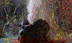 Madre si ubriaca al carnevale e lascia le bimbe chiuse in auto, denunciata