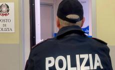 Crea il caos al pronto soccorso e aggredisce gli agenti di polizia: denunciato un 52enne