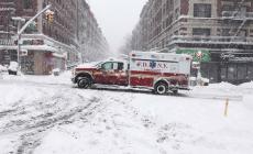 La bufera di neve travolge la costa orientale: New York paralizzata, 5mila voli cancellati, centinaia di migliaia di persone senza elettricit&agrave; - Foto Video