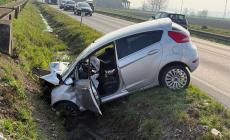 Auto sbanda e si schianta in un fosso sull'Asolana: un ferito grave al Maggiore - Foto