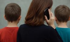 Picchia i figli perch&eacute; "presa" dal cellulare, madre a processo  