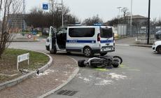 Via Spezia, perde il controllo dello scooter e cade nella rotatoria: un ferito grave. Disagi al traffico - Foto 