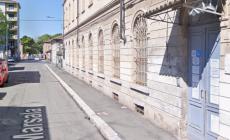 Accusa un bambino di bullismo sul nipote: il nonno entra in aula e lo schiaffeggia 