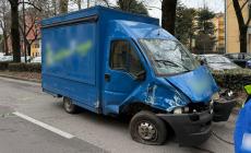 Incidente in viale dei Mille: furgoncino va a finire contro due auto in sosta - Foto