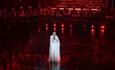 Arisa e il Coro del Regio sul palco dell'Ariston: emozioni uniche e un'esibizione da pelle d'oca - Foto e video