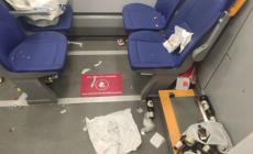 Bottiglie, sporcizia e vandalismi:  treno regionale danneggiato dai tifosi dopo Sassuolo-Atalanta