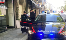 Carabiniere libero dal servizio sventa una rapina al supermercato: arrestato 25enne, ha cercato di rubare alcolici e di fuggire 