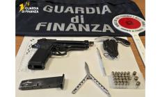 Fermato per un controllo, aveva pistola, munizioni e coltelli: denunciato un 50enne