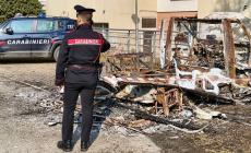 Medesano: d&agrave; fuoco al camper del compagno e scappa. Fermata dai carabinieri, li aggredisce con una catena 