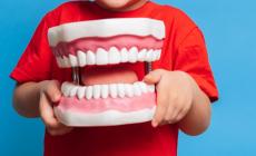 Denti &laquo;avvelenati&raquo;: migliora l'igiene, ma troppi dolci minano la salute orale 
