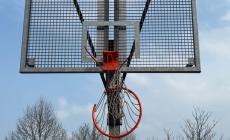 Via Oradour, canestri distrutti e fontanella ancora fuori uso dopo quattro mesi