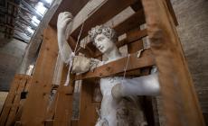 Sei sculture danneggiate nel 1944 tornano al Teatro Farnese 