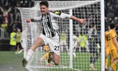 La Juve travolge il Pisa, tutto nel secondo tempo: 4-0. Sotto di due gol, l'Atalanta pareggia con l'Udinese. 2-1, vittoria Champions del Como a Cagliari - Risultati e classifica