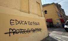 Sul muro di via Bixio spunta un'altra scritta: "Educa tuo figlio" - Foto