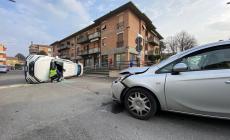 Paura nel quartiere Crocetta: dopo lo scontro, auto si ribalta in mezzo alla strada