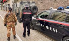 Crea disordini in zona stazione, poi aggredisce militari e carabinieri: arrestata una 43enne