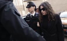 Chiara Petrolini: "Non sono una madre assassina: ho sbagliato, sto iniziando a riconoscerlo. Non capii cosa stava succedendo". La pm chiama per nome i neonati sepolti: "Sono bimbi reali"