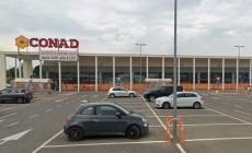 Paura davanti al supermercato: lite e botte tra due persone. Intervengono ambulanza e carabinieri