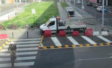 Stazione, dissuasori gialli e neri per agevolare il transito degli autobus (e per evitare la sosta &laquo;selvaggia&raquo;)