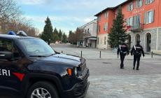 Violenta aggressione nel reggiano, calci e pugni alla moglie davanti al figlio minore: arrestato dai carabinieri
