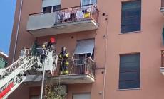 Paura in via Soldati: un cestino prende fuoco sul balcone, vigili del fuoco domano le fiamme - Video