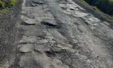 Torrile, via Vittorina Nenni: buche che rischiano di danneggiare le auto