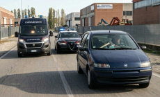 Senza patente fugge per 10 chilometri con un'ascia in auto, arrestato