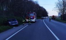 Auto si ribalta fuori strada a Salso, un ferito