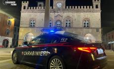 Indossa la merce rubata e se ne va. Aggridisce le guardie giurate e i carabinieri: arrestato un 25enne
