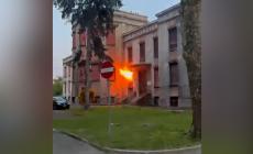 Fiamme e fumo avvolgono una finestra nel padiglione abbandonato dell'ospedale Maggiore - Video