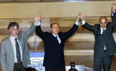 Il presidente Mattarella: "Con Bossi l'Italia perde un sincero democratico".  Giorgia Meloni: "Fondamentale l'apporto di Bossi al primo centrodestra"