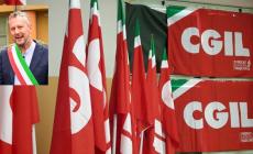 La Cgil: "Volantinaggio bloccato dagli agenti di polizia locale". Il sindaco Casolari: &laquo;Hanno fatto il loro lavoro&raquo; 