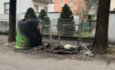 Incendio in via Martiri di Cassio: cassonetto e campana del vetro in fiamme