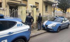 Incendio in una palazzina, il fumo invade tre piani: salvati un anziano e altre tre persone in strada del Prato