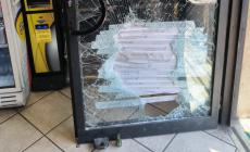 Vetrine in frantumi in un bar di via Abbeveratoia: "Pi&ugrave; sicurezza"