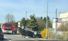 Paura a Parola di Fontanellato: auto si ribalta, 51enne estratta dall'abitacolo e trasportata all'ospedale di Vaio