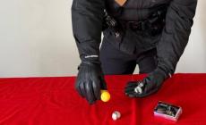 All'alt dei carabinieri tenta di scappare in bici lanciando la droga tra le auto in sosta