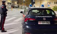 Viola il divieto di avvicinamento e minaccia la moglie  con una spranga, arrestato