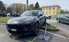 Auto abbatte un cartello e finisce sopra l'aiuola di fronte al Petitot