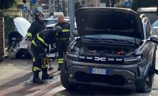 Scontro tra due auto in via Mantova, un veicolo incastrato tra un palo e un muro: due feriti. Traffico in tilt