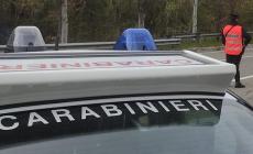 In auto con un bastone e un'ascia: denunciato un 50enne