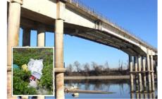 Ancora rifiuti sotto al ponte Verdi sul Po