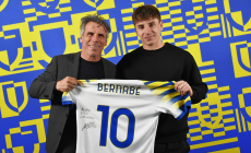 Gianfranco Zola riabbraccia i giocatori crociati e le "Legends" Sandro Melli, Fausto Pizzi, Marco Osio e Luigi Apolloni 