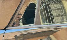 Brutta sorpresa in centro: finestrino rotto, ladri rovistano nell'auto parcheggiata vicino al tribunale