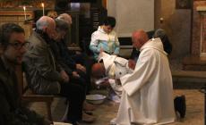 La lavanda dei piedi dei monaci benedettini in riva al Po