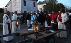Fede e suggestioni nella via crucis vivente a Vidalenzo - Le foto
