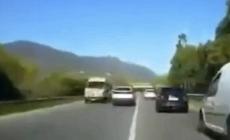 Sorpassi azzardati, svolte improvvise, semafori bruciati: a tutta velocit&agrave;  in fuga dai carabinieri. La corsa finisce con l'auto ribaltata - Video